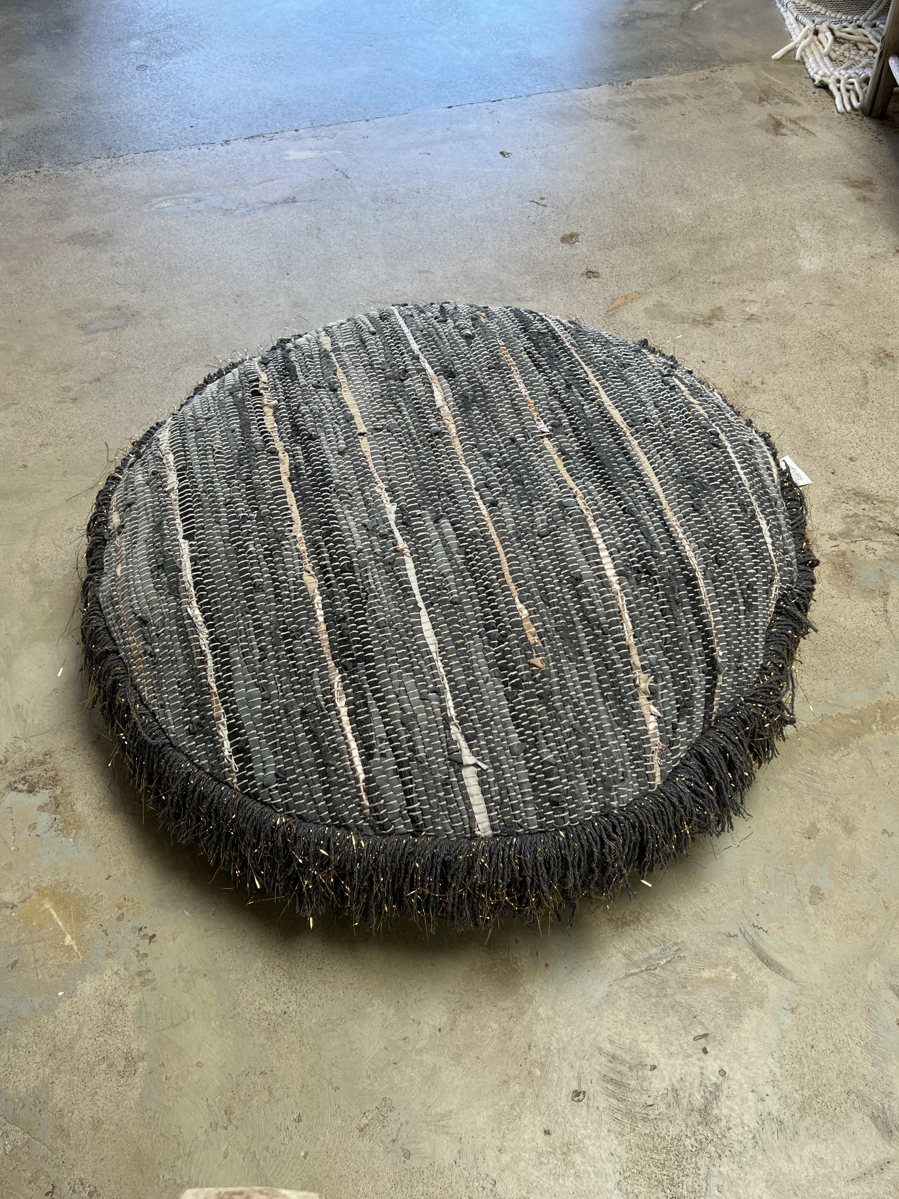 Round Pouf
